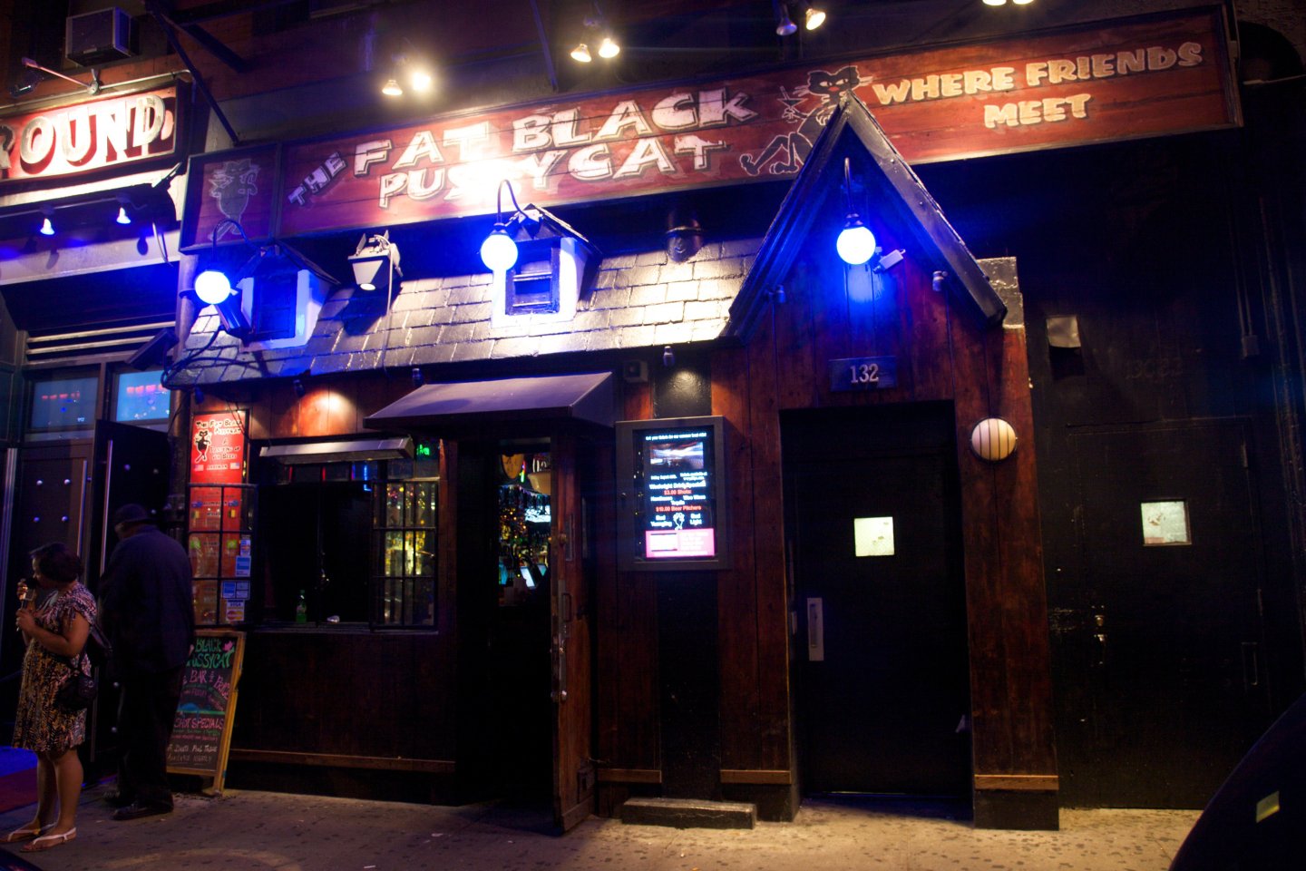 Fat Black Pussycat, exterior