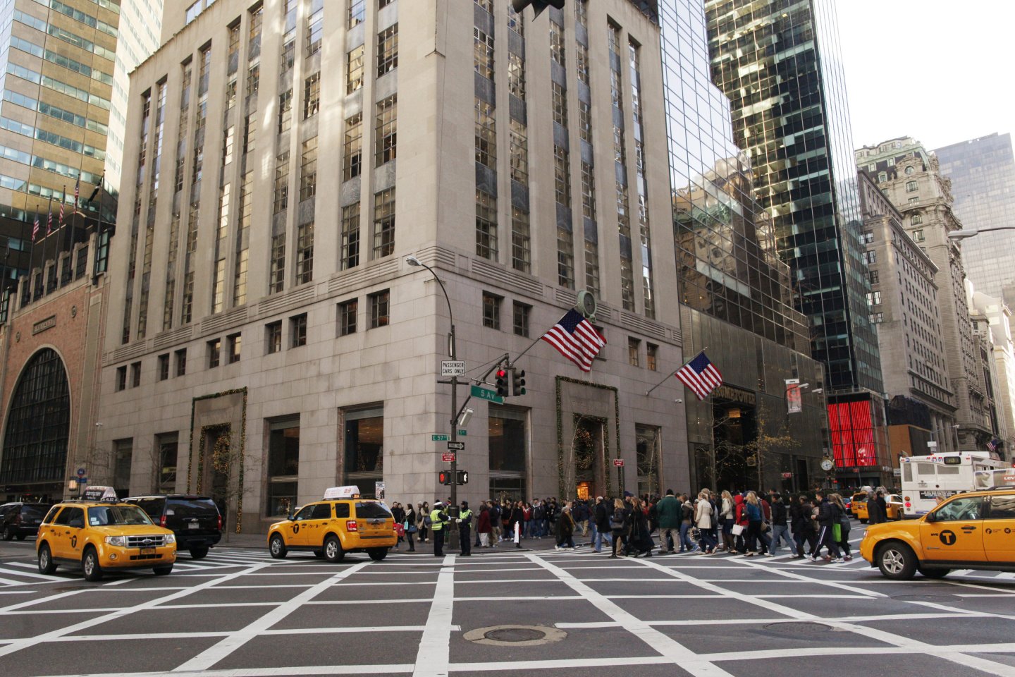 Tiffany & Co, exterior