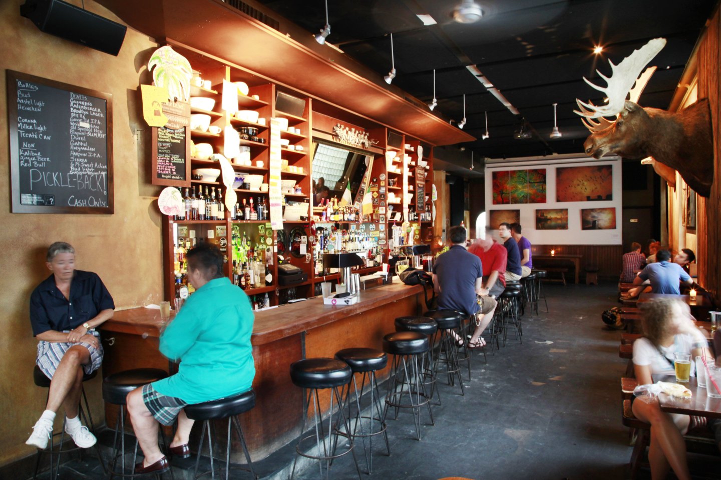Tom & Jerry's, interior