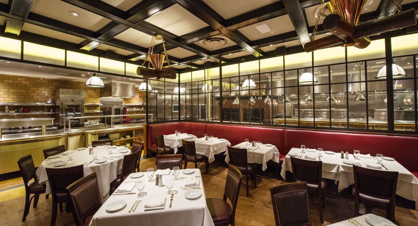 Gallaghers steakhouse dining room in midtown manhattan