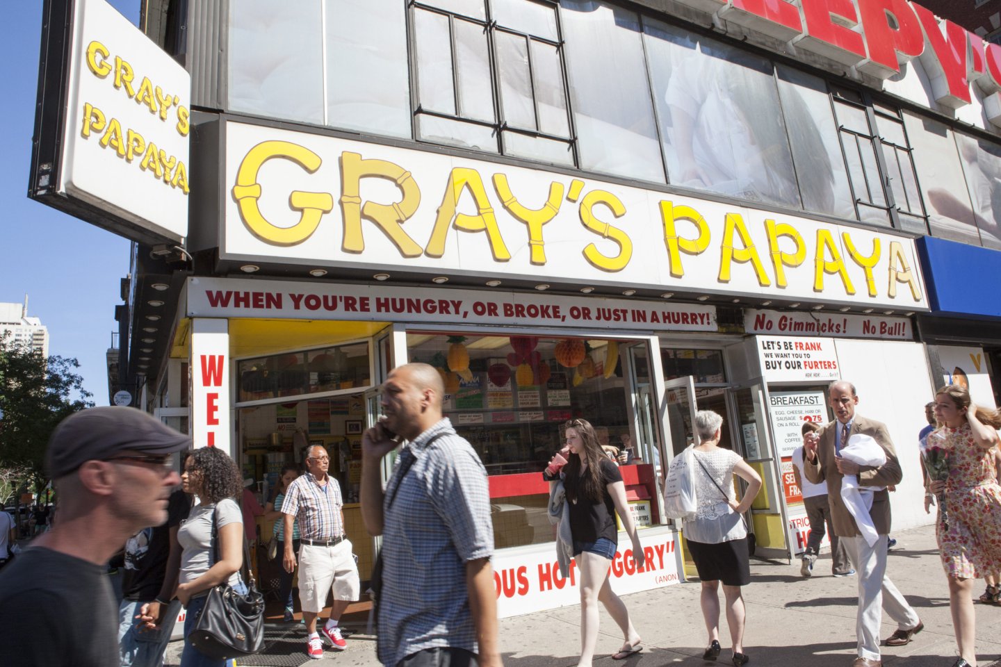 Grays Papaya, exterior