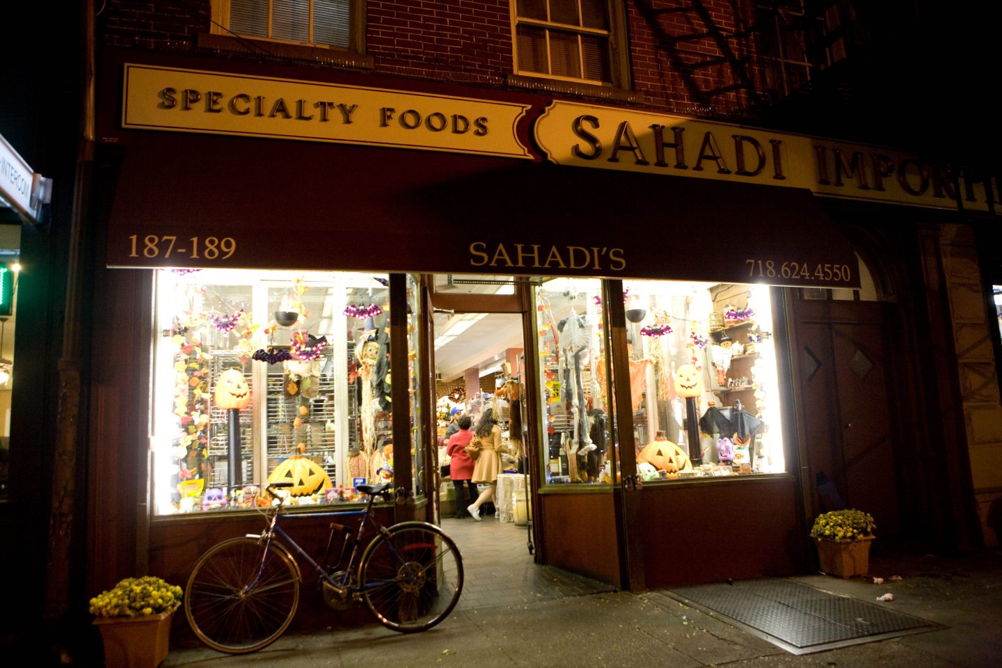 exterior of Sahadis in Brooklyn Heights at night