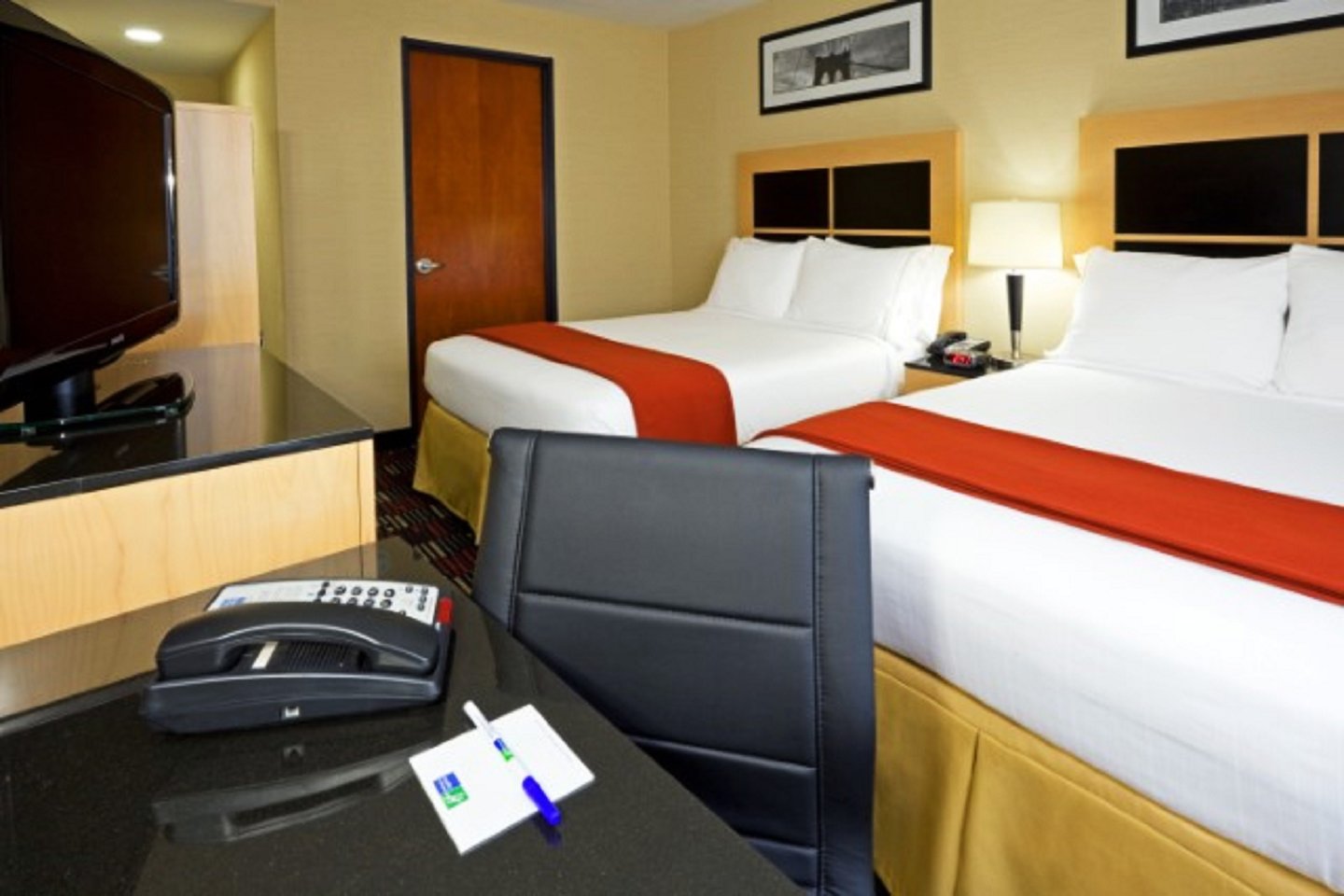 Holiday Inn Express Wall Street room