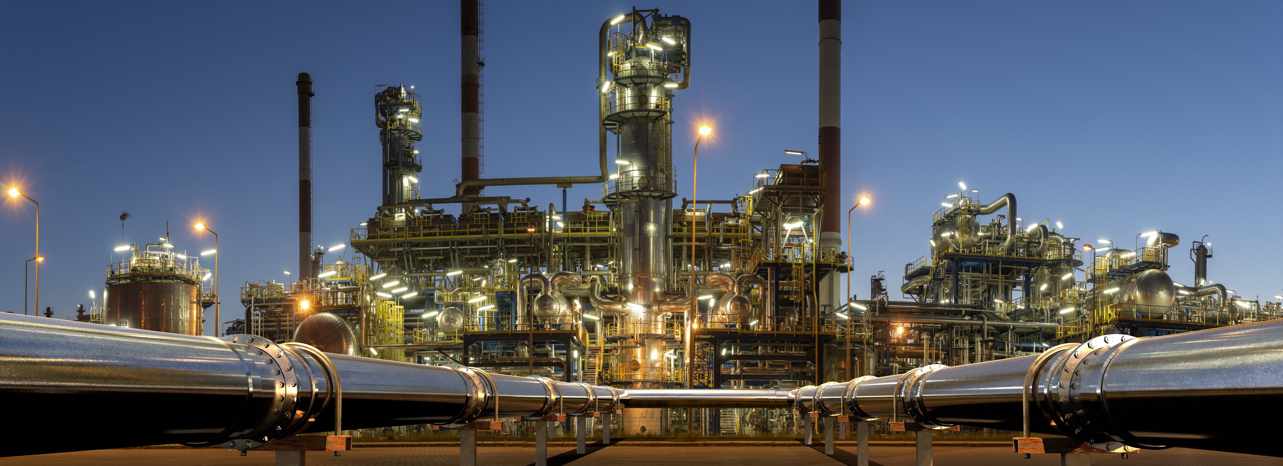 Pipelines leading to an oil refinery