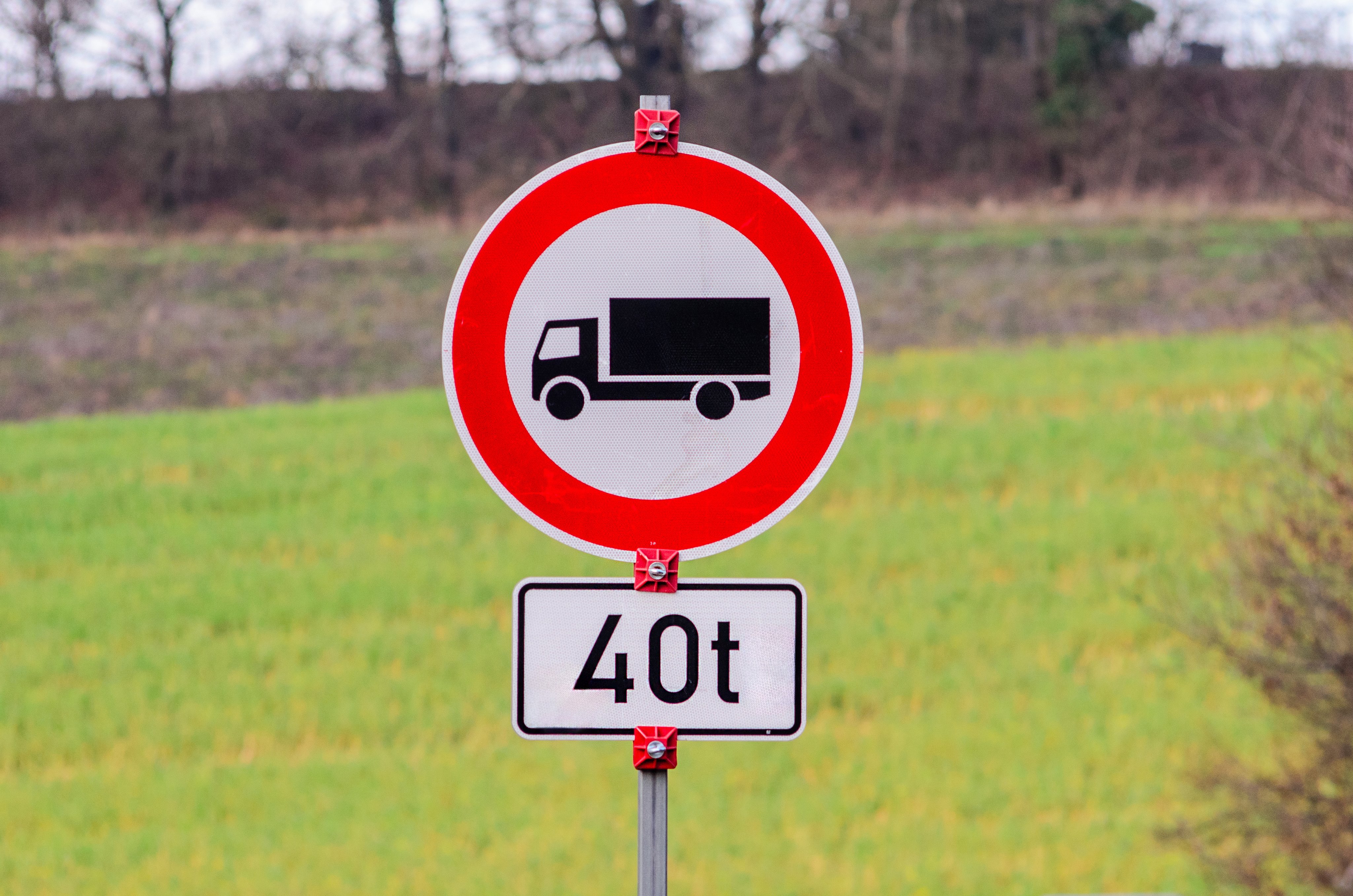 No trucks allowed sign with weight limit of 40 tons on a pole in a rural setting