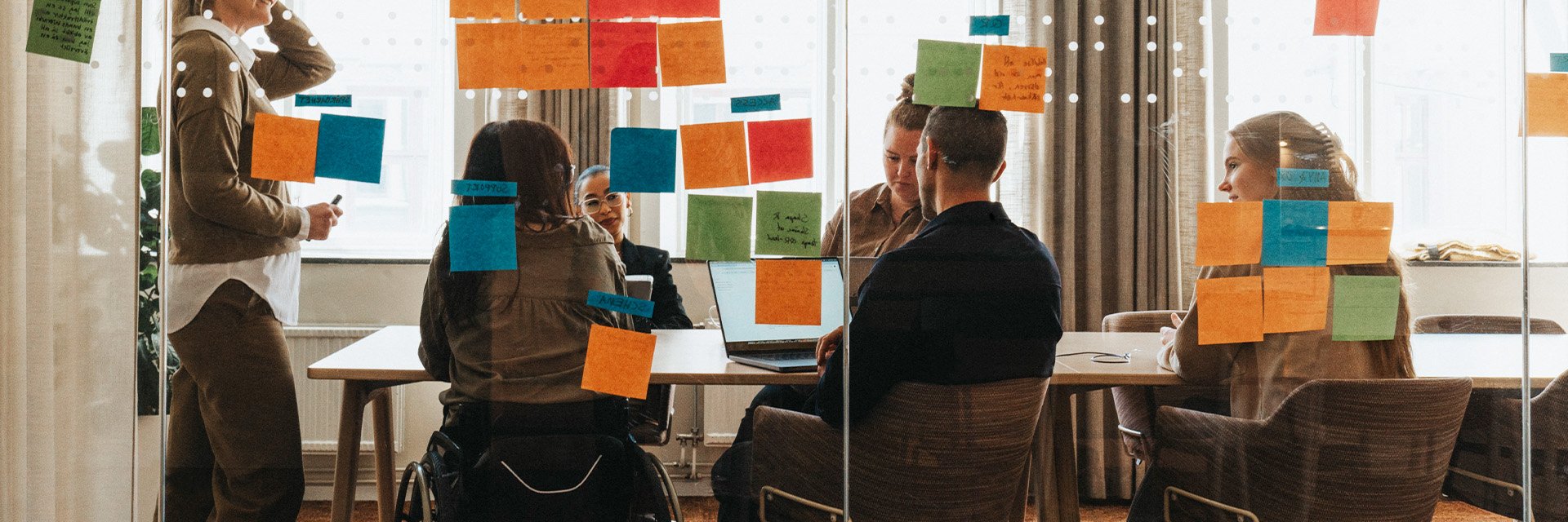 team-ideating-during-meeting