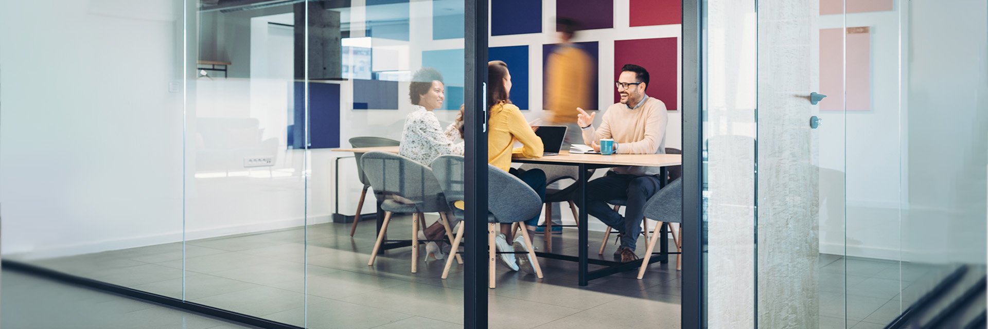 team-meeting-glass-room