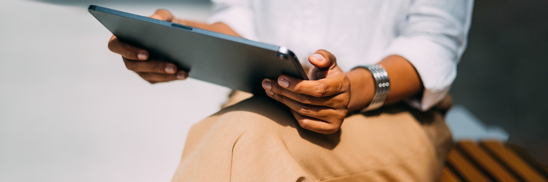closeup-woman-on-tablet