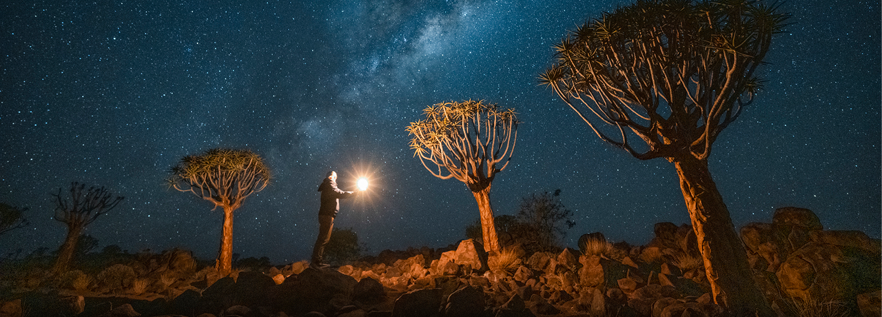 camper-desert-starry-sky