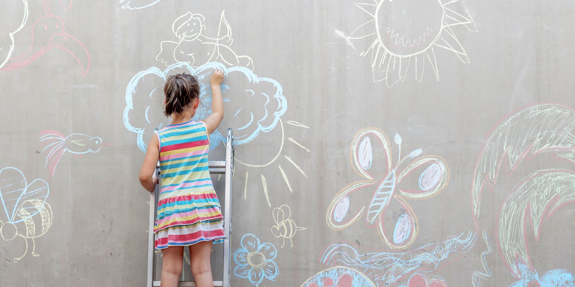 girl_drawing_wall