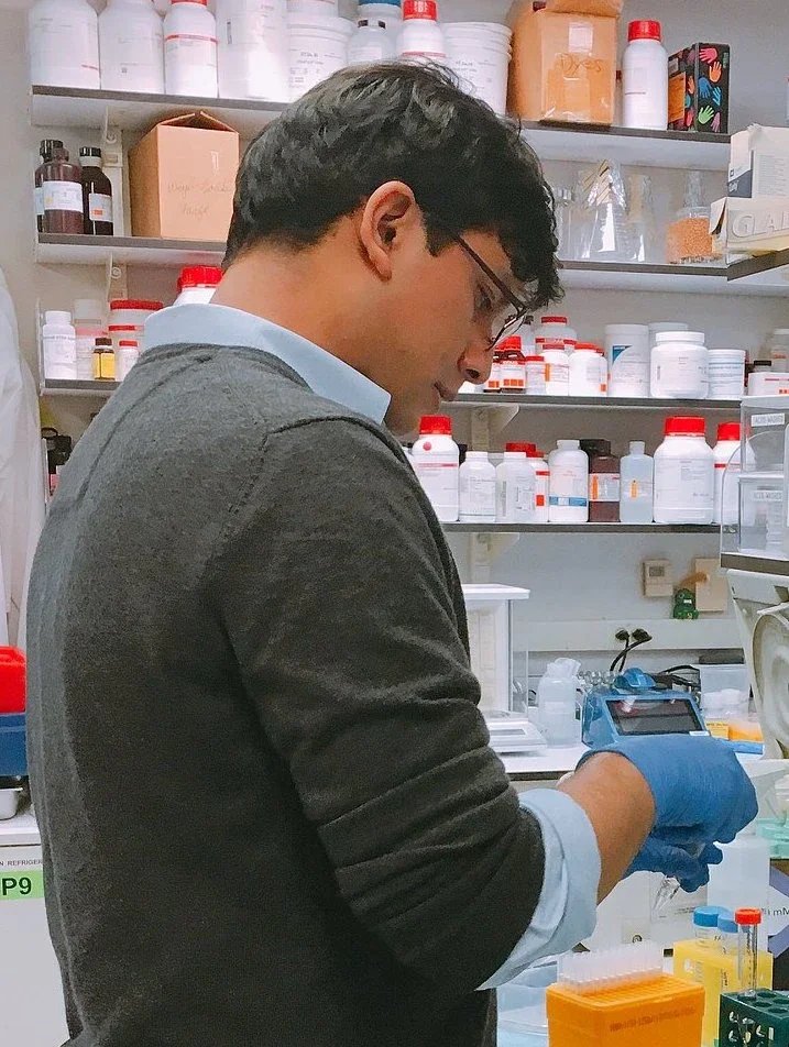 Gustavo Pacheco, a student in the DeSimone Lab, presented his thesis "The role of mitochondria in collective cell migration of Xenopus laevis mesendoderm." Congratulations, Dr. Pacheco! Gustavo will continue his studies in the UVA School of Medicine.
