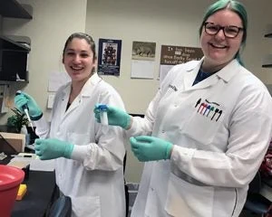 derre students in lab