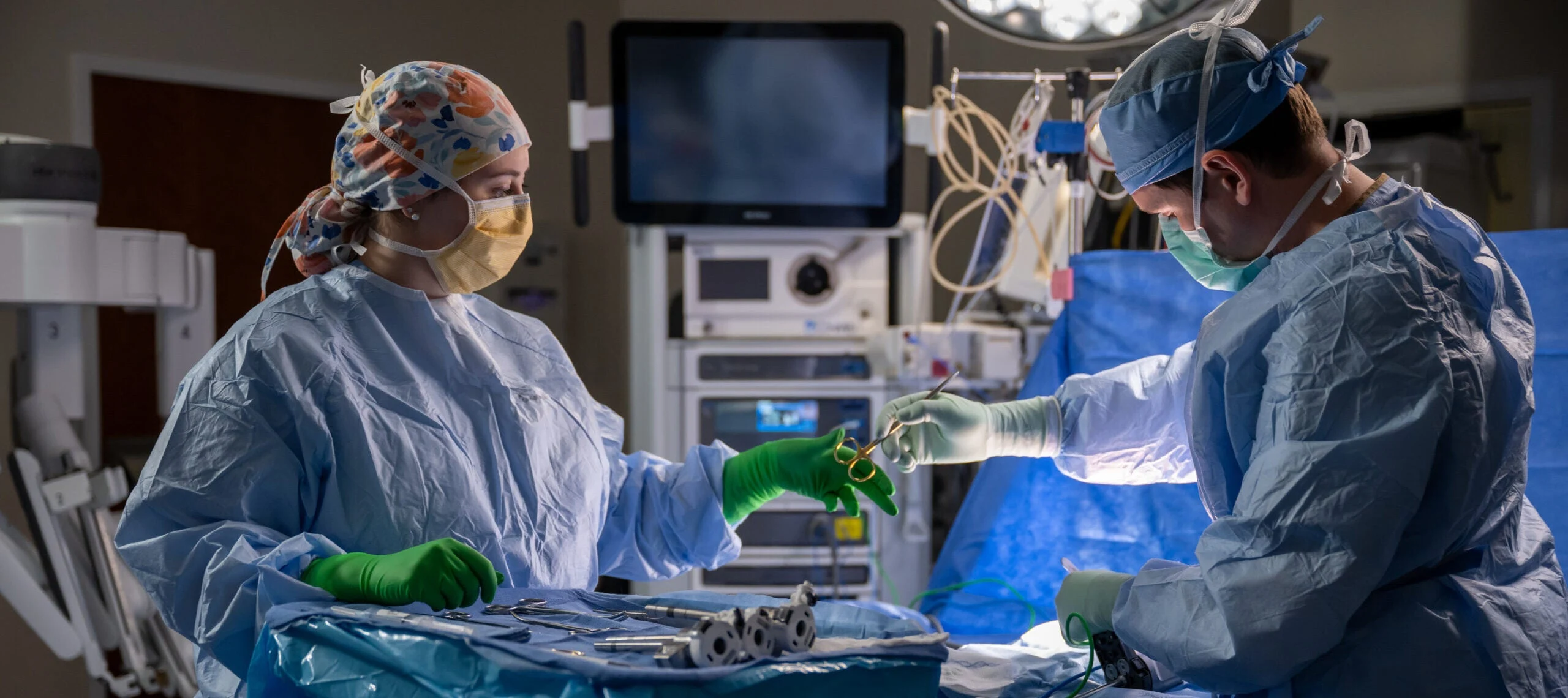 surgeons exchanging tools